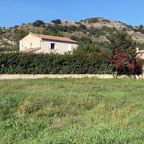 Terrain viabilisé au calme 300 M² à Theziers