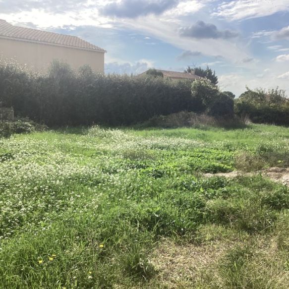 Terrain constructible de 500 m² à Salon-de-Provence, proche écoles et commodités