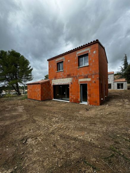 maison hors d'eau hors d'air de 84 m²  menuiserie en alu avec volet roulant électrique sur un terrain de 333 m² à lambesc